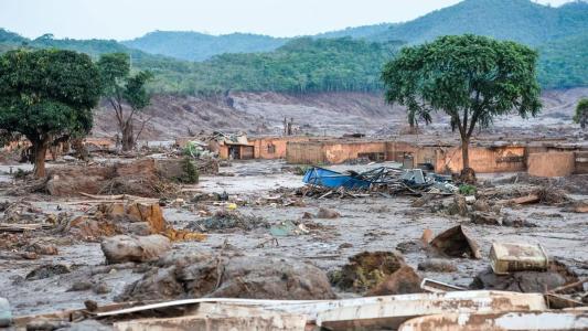 A barragem do Fundão se rompeu em 5 de novembro de 2015, matando 19 pessoas e causando poluição ambiental ainda incalculável