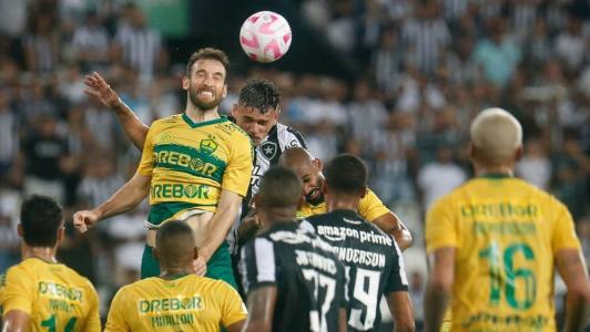 A  bola em disputa na partida entre Botafogo e Cuiabá, no Nilton Santos