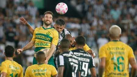 A bola em disputa na partida entre Botafogo e Cuiabá, no Nilton Santos