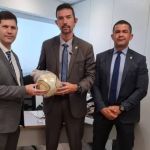 Bola autografada por Neymar furtada no dia 8 de janeiro é devolvida à Câmara dos Deputados pela PF