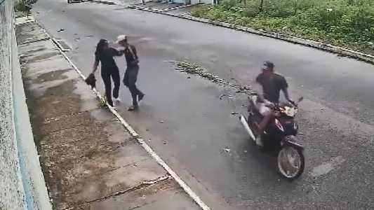 A bolsa foi arremessada por cima do muro de uma casa