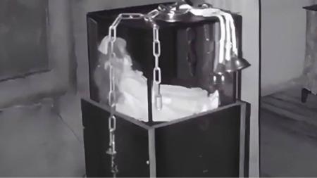A boneca é mantida acorrentada em uma caixa e de acordo com o investigador paranormal Danny Moss.