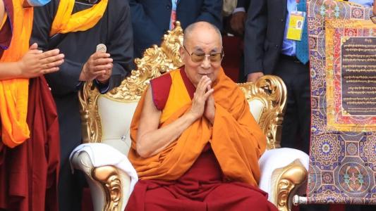 A busca pelo Dalai Lama acontece quando o anterior morre. Ela é baseada em sinais dados pela encarnação anterior