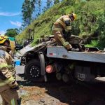 Caminhão tomba e motorista morre preso às ferragens na BR-381
