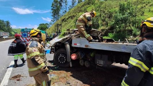 A cabine do motorista ficou completamente destruída com o acidente