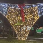 Calcinha gigante com iluminação de Natal chama atenção em cidade de Minas Gerais