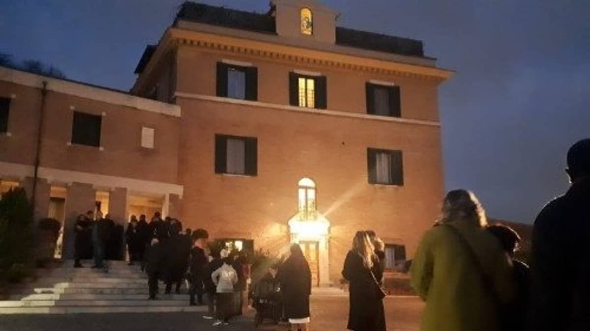 Centenas de fiéis vão ao velório de Bento XVI, na Basílica de São Pedro