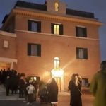 Centenas de fiéis vão ao velório de Bento XVI, na Basílica de São Pedro