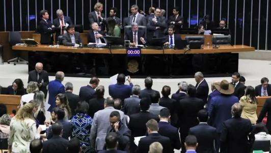 A Câmara dos Deputados aprovou nesta quarta-feira (29) o projeto de lei que regulamenta a oferta e outorga de áreas para a exploração de energia elétrica em alto mar, por meio de geração eólica
