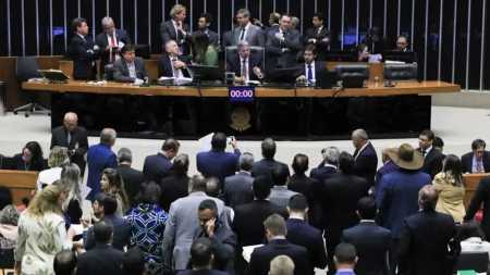 A Câmara dos Deputados aprovou nesta quarta-feira (29) o projeto de lei que regulamenta a oferta e outorga de áreas para a exploração de energia elétrica em alto mar, por meio de geração eólica