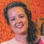 Karine Aguiar recebe prêmio de 'Melhor Cantora Brasileira no Mundo'