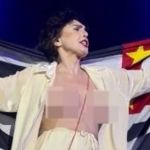 Vídeo: Adriana Calcanhotto mostra os seios durante show para homenagear Rita Lee