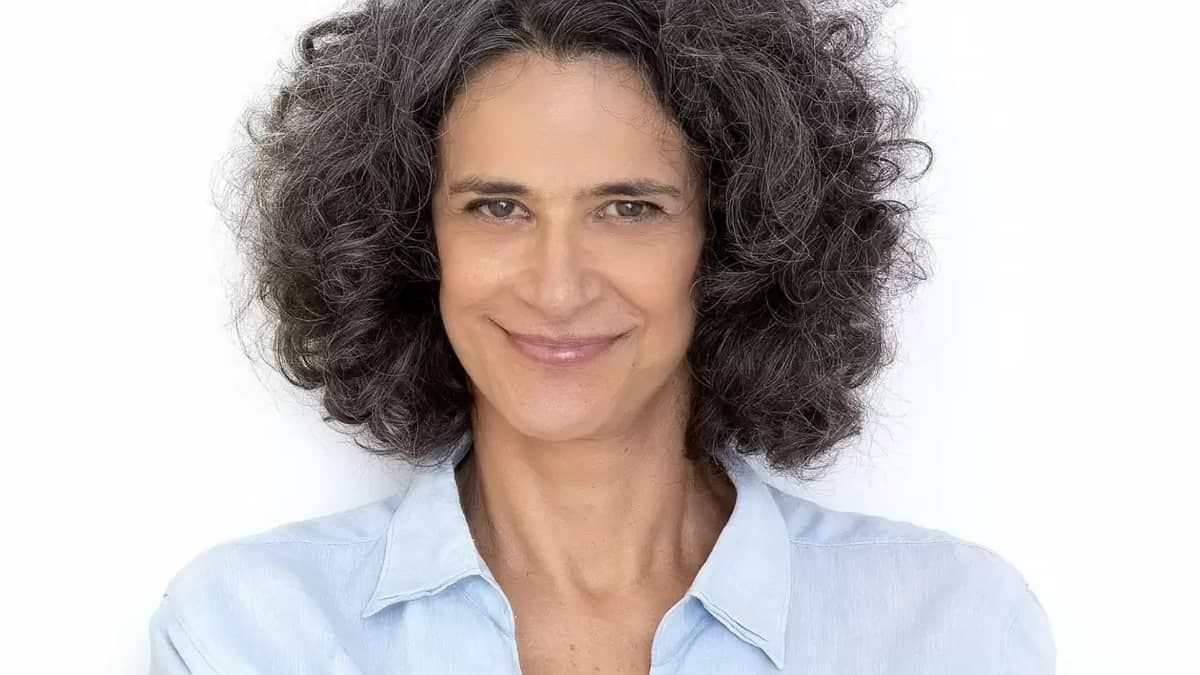 Simone comemora 50 anos de carreira com clássicos do amor e da esperança