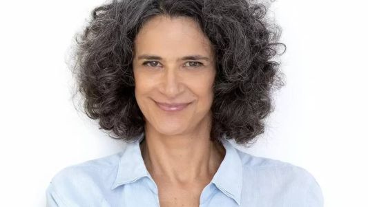 A cantora Simone começou sua carreira fonográfica em 1973, e logo estourou com sucessos de Chico Buarque e Ivan Lins