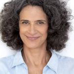 Simone comemora 50 anos de carreira com clássicos do amor e da esperança