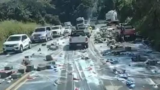 A carga caiu da carroceria da carreta e invadiu a pista na BR-381 em Sabará