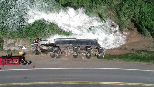 A carga da carreta caiu em uma mata às margens da rodovia