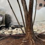 Caminhão pega fogo e fica completamente destruído no interior de Minas Gerais; veja imagens