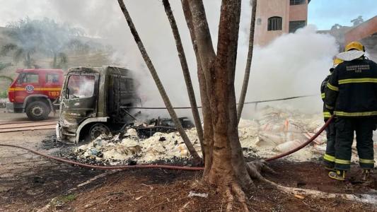 A carga do caminhão, de farinha de trigo, ficou completamente destruída