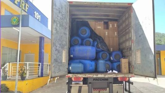 A carga estava escondida dentro de tonéis no baú do caminhão