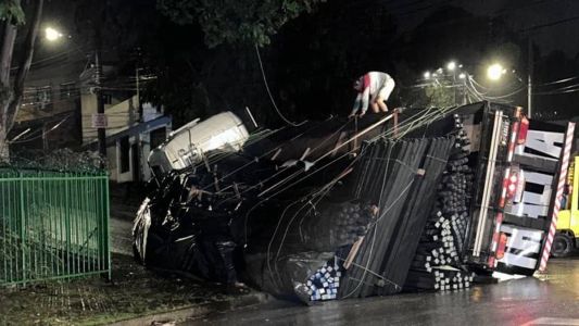 A carreta está sendo desvirada no início desta manhã (28)