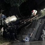 Carreta carregada de madeira tomba no bairro Floramar, em BH 