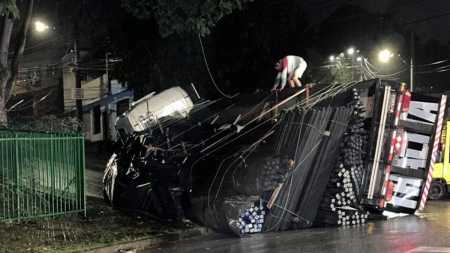 A carreta está sendo desvirada no início desta manhã (28)