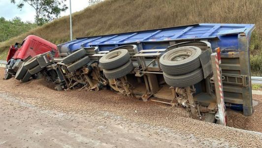 A carreta tombou durante a ocorrência