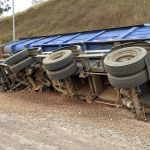 Vídeo: caminhão carregado com minério perde os freios e usa área de escape do Anel Rodoviário