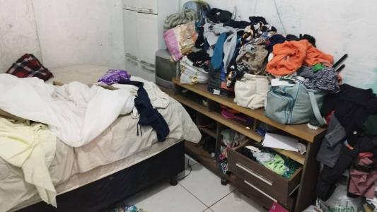 A casa estava bagunçada e suja