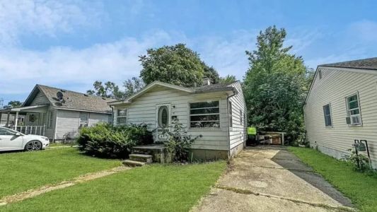 A casa tem 67m² e precisa passar por reformas