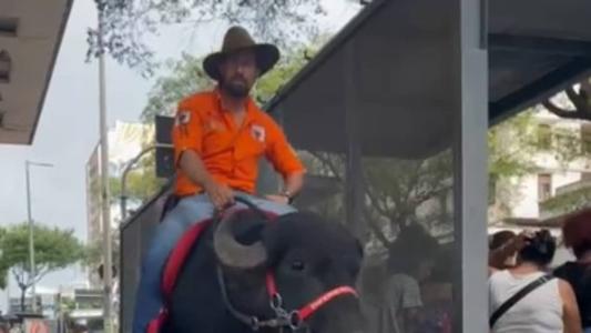 A cena despertou a curiosidade do público que passava pelo Centro de BH