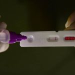 Nova onda de Covid-19 na China pode levar a 65 milhões de casos semanais, estima cientista