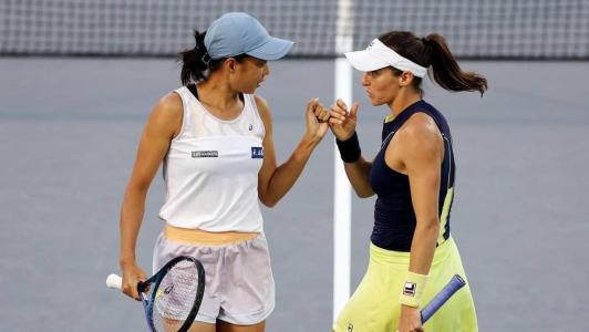A chinesa Shuai Zhang comemora ponto junto a Luisa Stefani