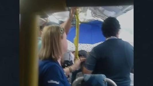 A chuva era tão forte dentro do ônibus que obrigou uma passageira a abrir o guarda-chuva