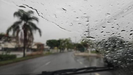 A chuva não dá trégua em Belo Horizonte. A cidade está em alerta de risco de deslizamentos e desmoronamentos em diversas regiões