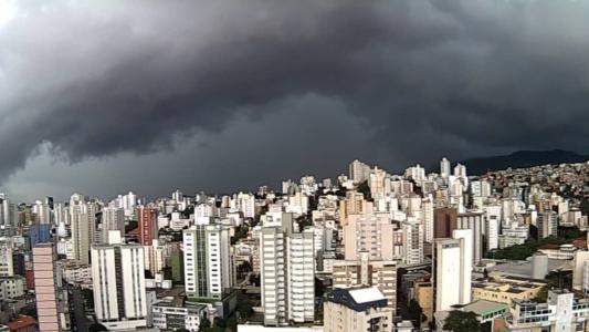 A chuva pode ser acompanhada de rajadas de vento de 50km/h