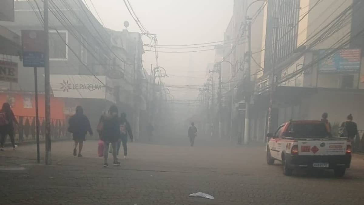 Cidade no Rio de Janeiro fica coberta de fumaça após incêndio de grandes proporções em lixão interditado