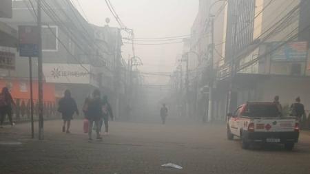 A cidade ficou coberta por uma nuvem de fumaça e as aulas do município foram canceladas