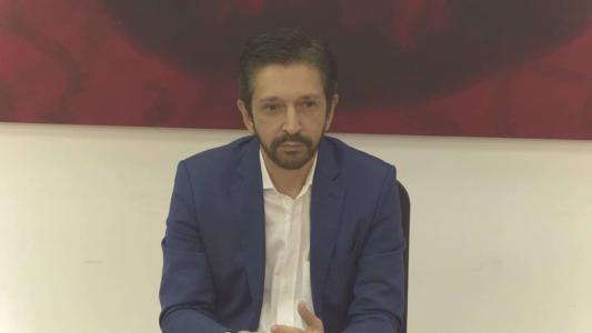 À CNN, prefeito de SP fala sobre relação com Lula e diz que teve proximidade com Bolsonaro.