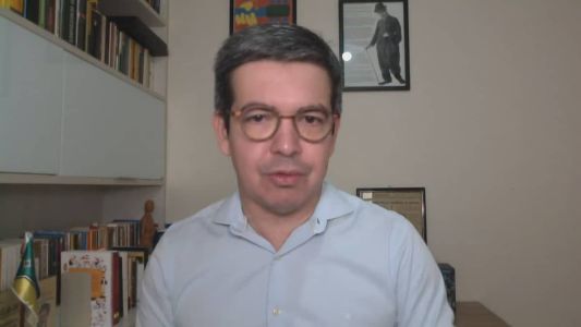 À CNN, Randolfe Rodrigues não descarta filiação ao PT, mas pede tempo para reflexão.