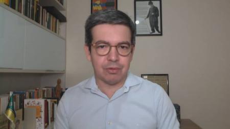 À CNN, Randolfe Rodrigues não descarta filiação ao PT, mas pede tempo para reflexão.