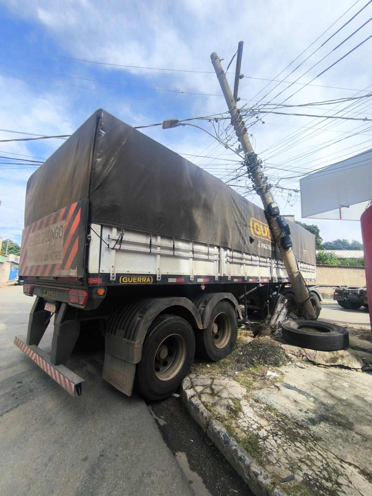 Caminhão atinge poste e deixa 462 imóveis sem luz em BH; veja o que diz a Cemig