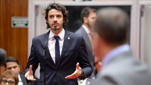 A coluna apurou, inclusive, que Fred Costa chegou a avisar Doorgal Andrada que, caso ele não vote com o partido em Roberto Andrade, o deputado estadual será expulso da sigla.