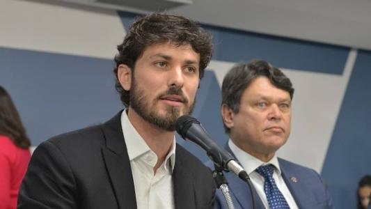 A coluna apurou que as assinaturas ainda estão sendo coletadas, principalmente na Assembleia, onde Aro tem recebido o apoio de deputados ligados a ele e também ao PSD de Fuad Noman