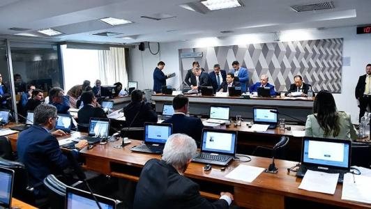 A Comissão de Constituição e Justiça (CCJ) do Senado aprovou nesta quarta-feira (22) o projeto de lei que endurece a pena para o crime de feminicídio.