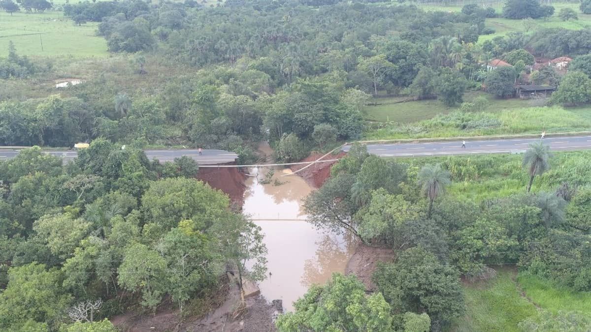 Cratera de 40 metros se abre na BR-365 no Triângulo Mineira; veja imagens