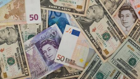 A cotação do euro ficou abaixo do dólar, algo nunca registrado desde a introdução da moeda europeia