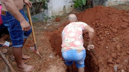 A cova estava começando a ser aberta quando os familiares chegaram ao local, o que gerou revolta
