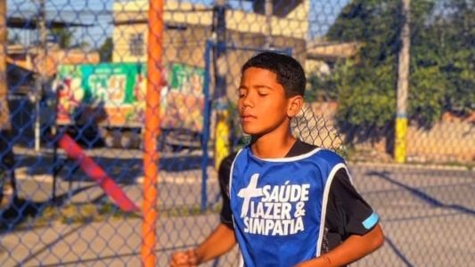 A criança estava brincando em um campo de futebol quando foi atingida na cabeça